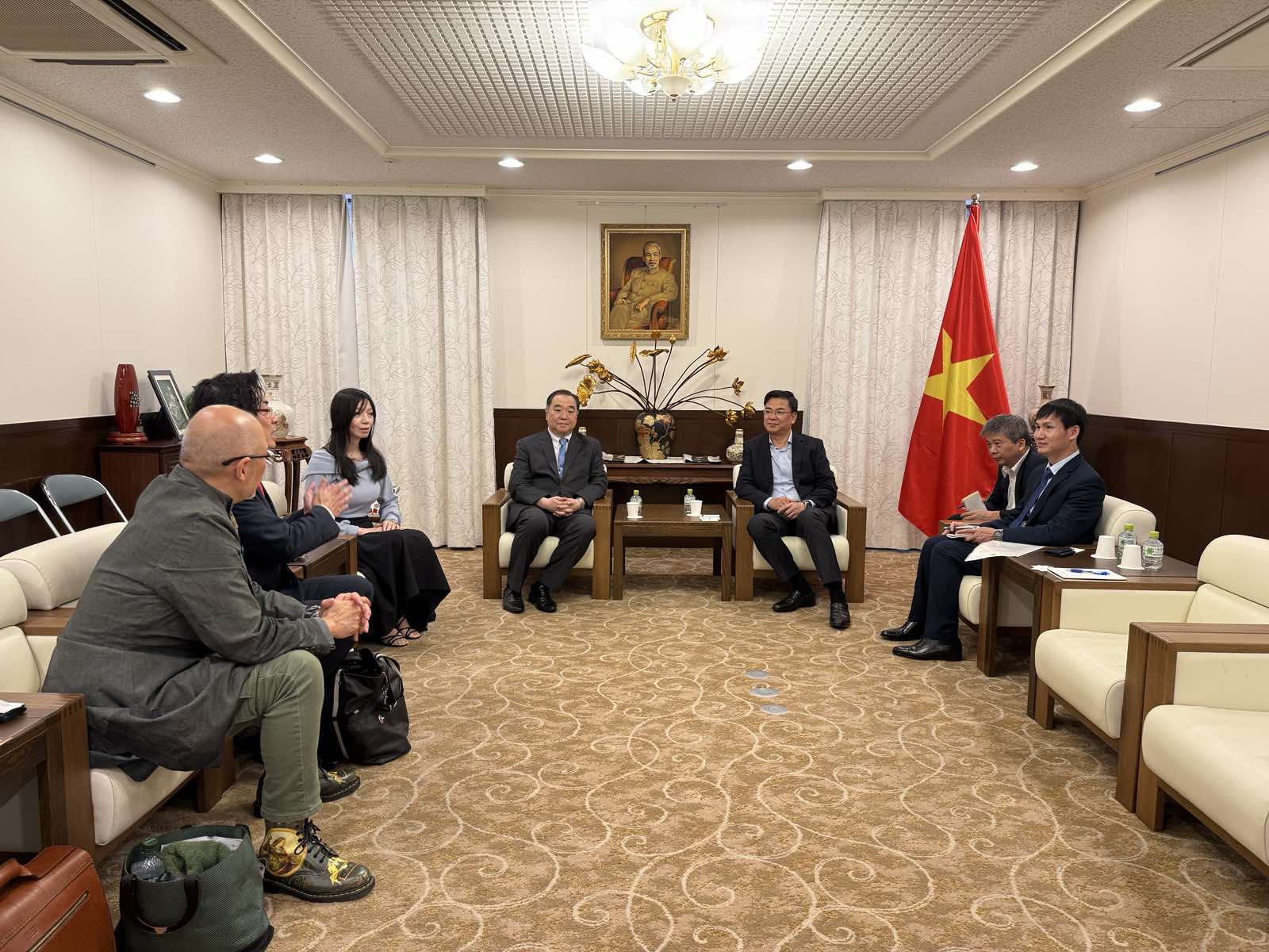 Đại sứ Phạm Quang Hiệu chào mừng Tướng quân Iehiro Tokugawa và Phu nhân thăm Đại sứ quán