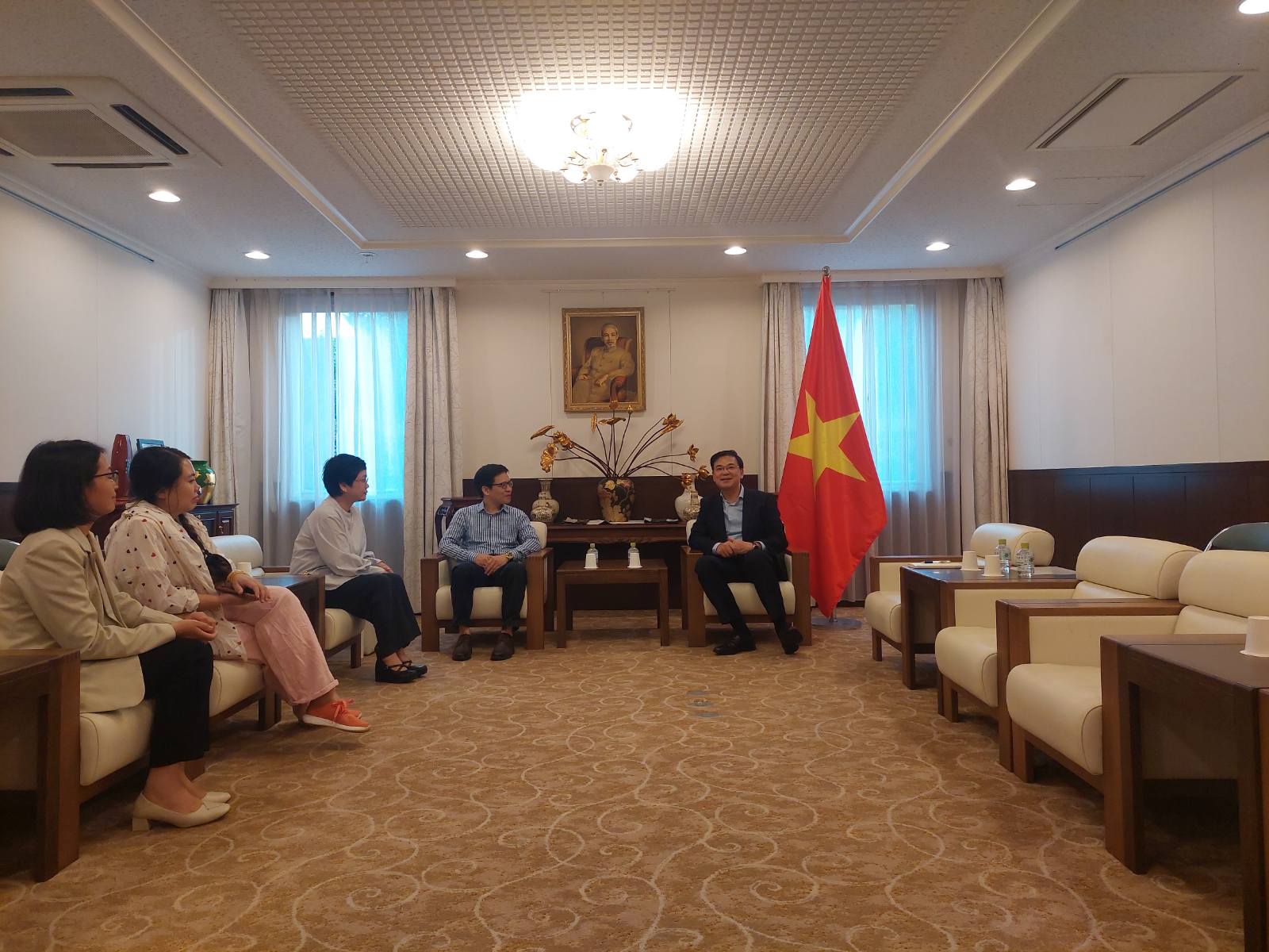 Ambassador Pham Quang Hieu receives the delegation of the Vietnam Academy of Social Sciences