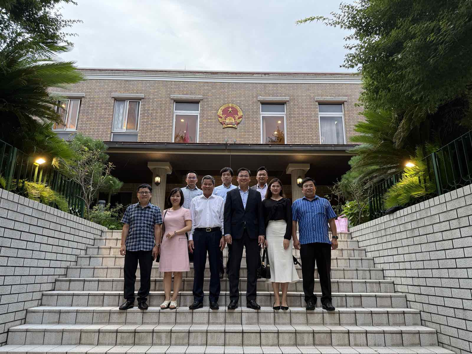 Đại sứ Phạm Quang Hiệu chào mừng Phó Chủ tịch Tổng Liên đoàn Lao động Việt Nam thăm Đại sứ quán