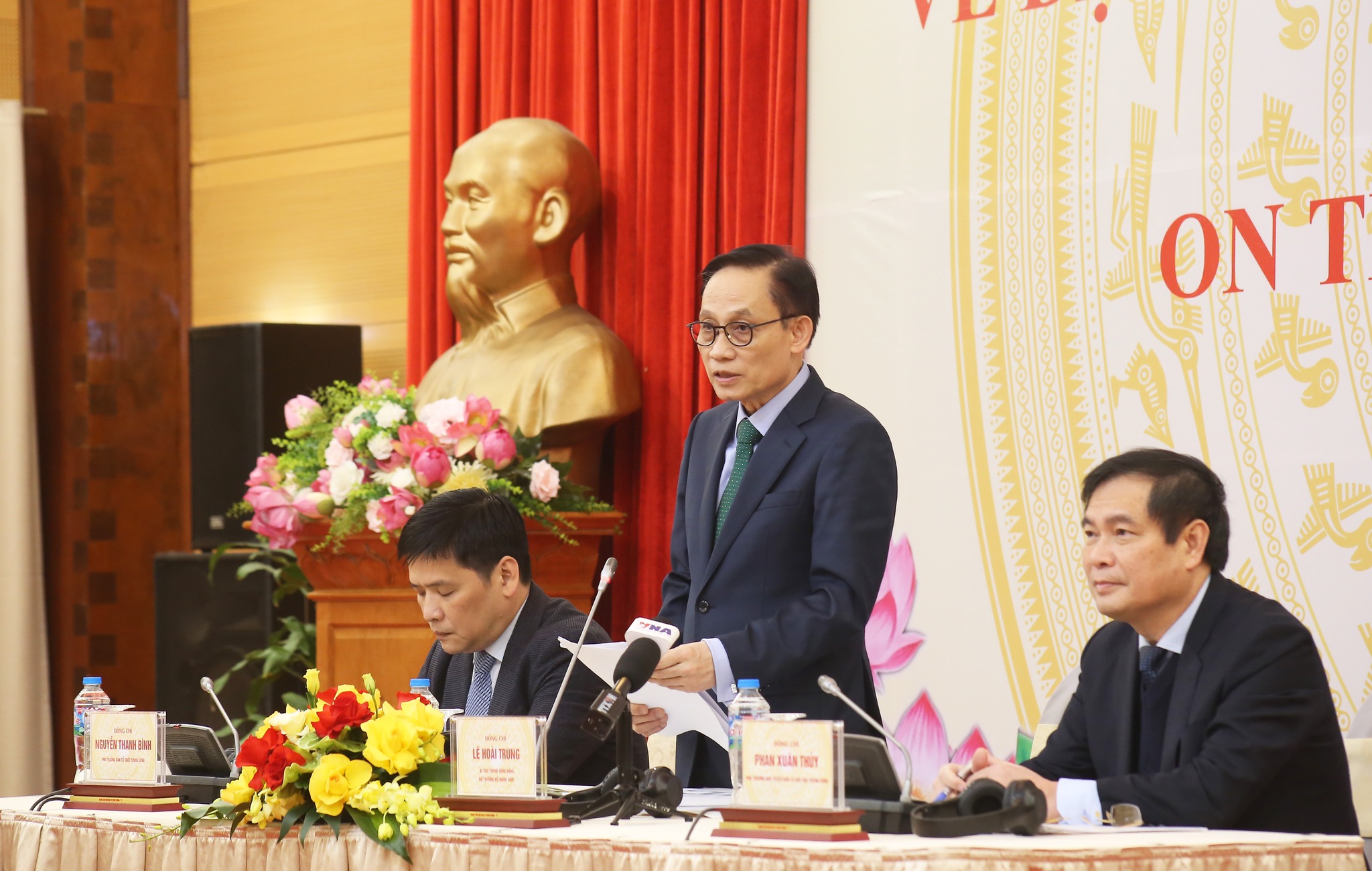 Bí thư Trung ương Đảng, Bộ trưởng Ngoại giao Lê Hoài Trung cùng Phó Trưởng Ban Tổ chức Trung ương và Phó Trưởng Ban Tuyên giáo và Dân vận Trung ương đồng chủ trì buổi Thông báo về Đại hội đại biểu toàn quốc Đảng Cộng sản Việt Nam lần thứ XIV