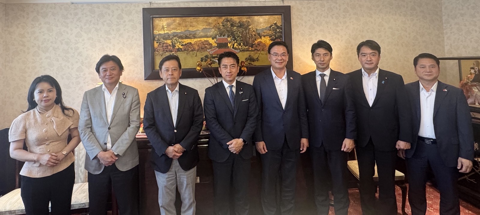 Đại sứ Phạm Quang Hiệu làm việc với Bộ trưởng Nông Lâm Ngư nghiệp Koizumi Shinjiro và các Nghị sĩ Đảng Dân chủ Tự do Nhật Bản