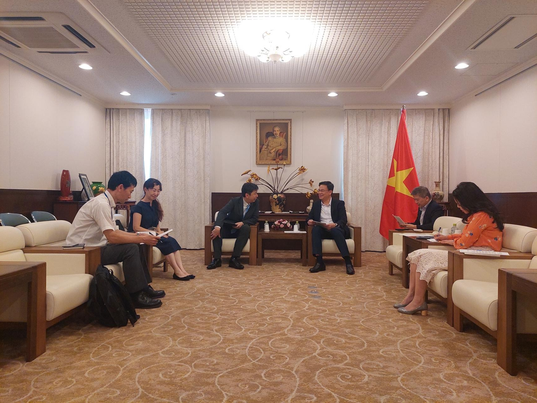 Ambassador Pham Quang Hieu works with Mr. Hayakawa Yuho, Director General of Southeast Asia and the Pacific - Japan International Cooperation Agency (JICA)