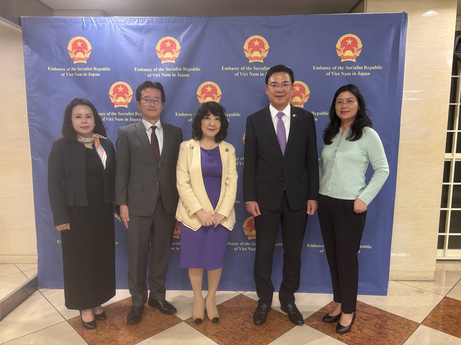 ファム・クアン・ヒエウ大使、片山さつき財務大臣と協議