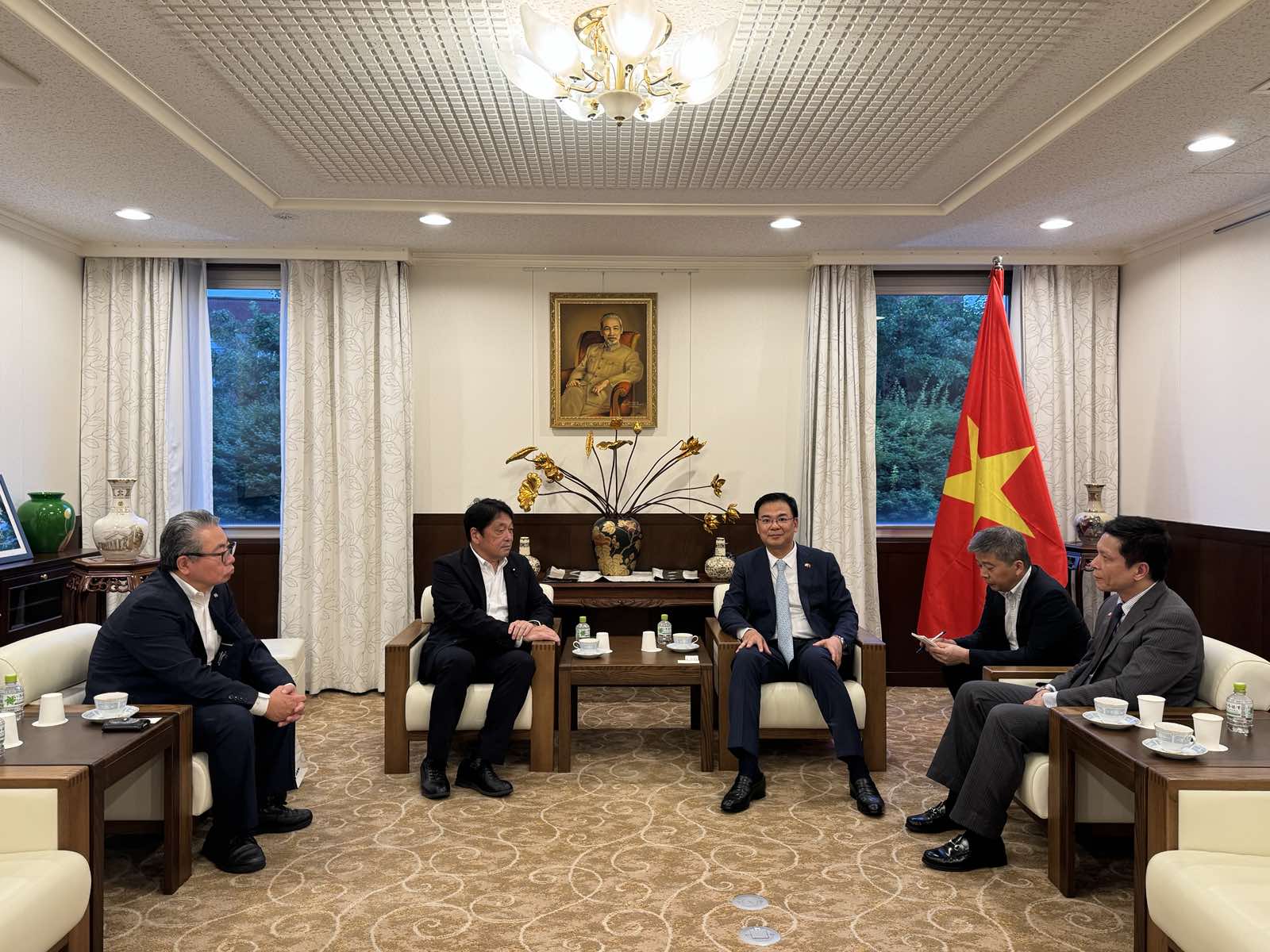 Đại sứ Phạm Quang Hiệu làm việc với Ngài Onodera Itsunori, Hạ Nghị sỹ, Trưởng Ban Nghiên cứu Chính sách Đảng Dân chủ Tự do Nhật Bản