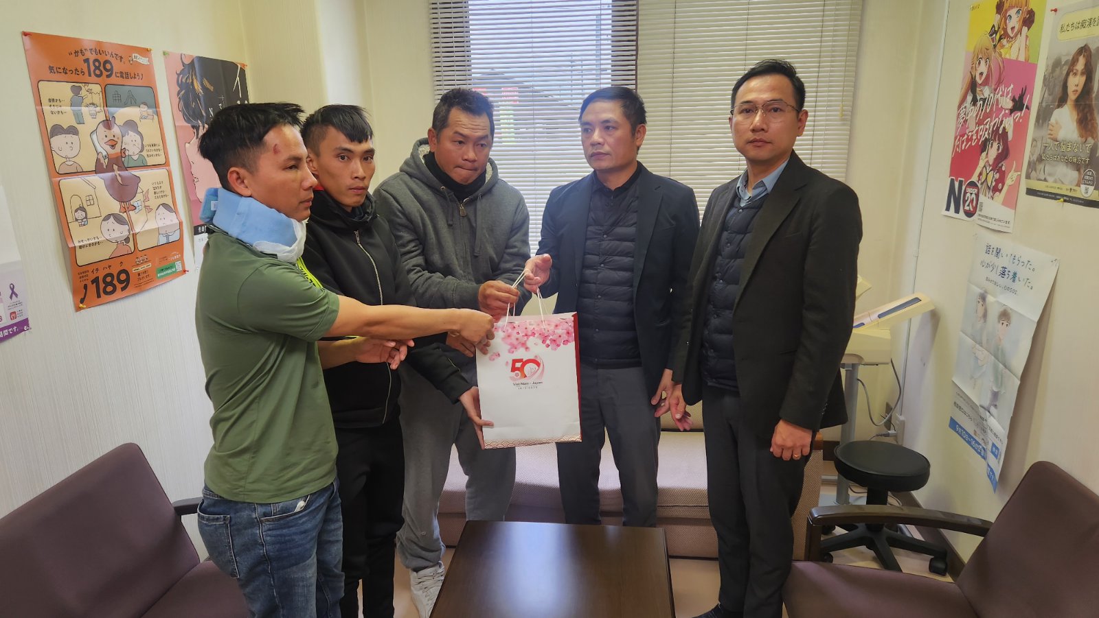 Đoàn công tác Đại sứ quán Việt Nam làm việc tại tỉnh Aomori, thăm và động viên các nạn nhân bị tai nạn giao thông