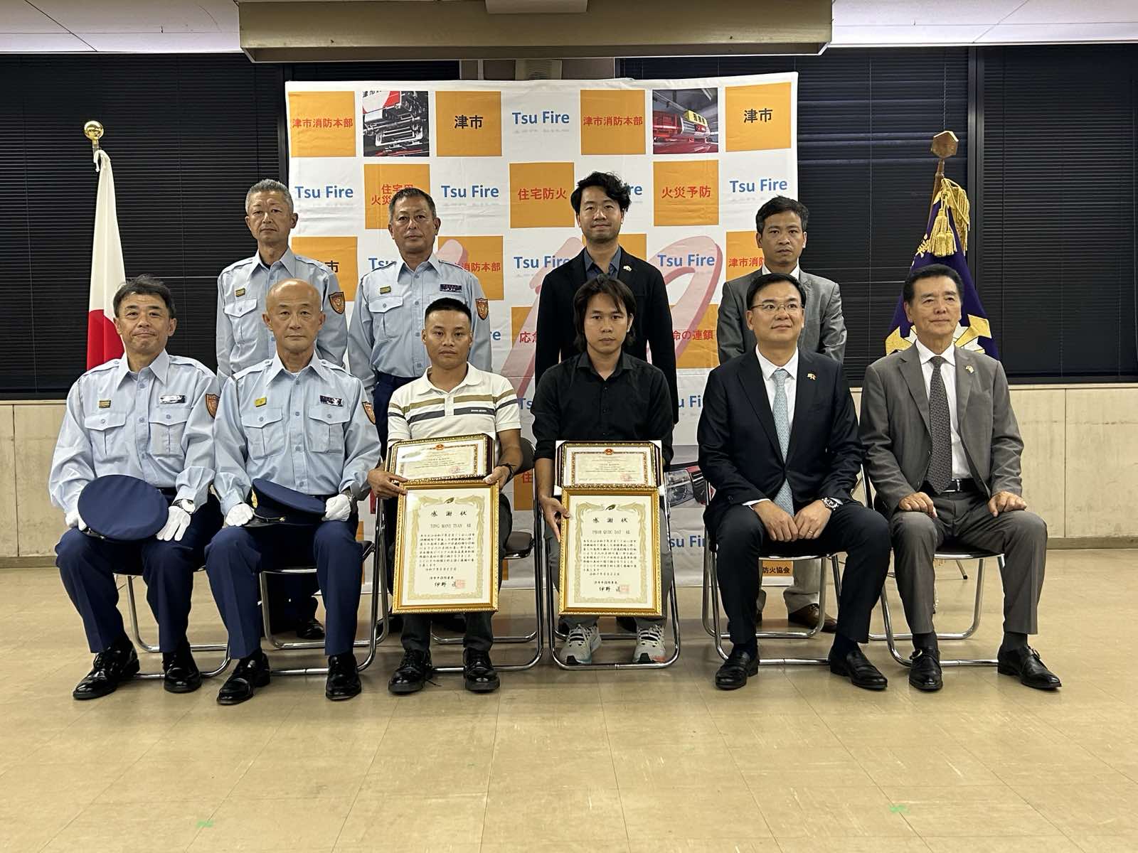 2 Vietnamese youths awarded certificates of merit for bravely saving people in Japan