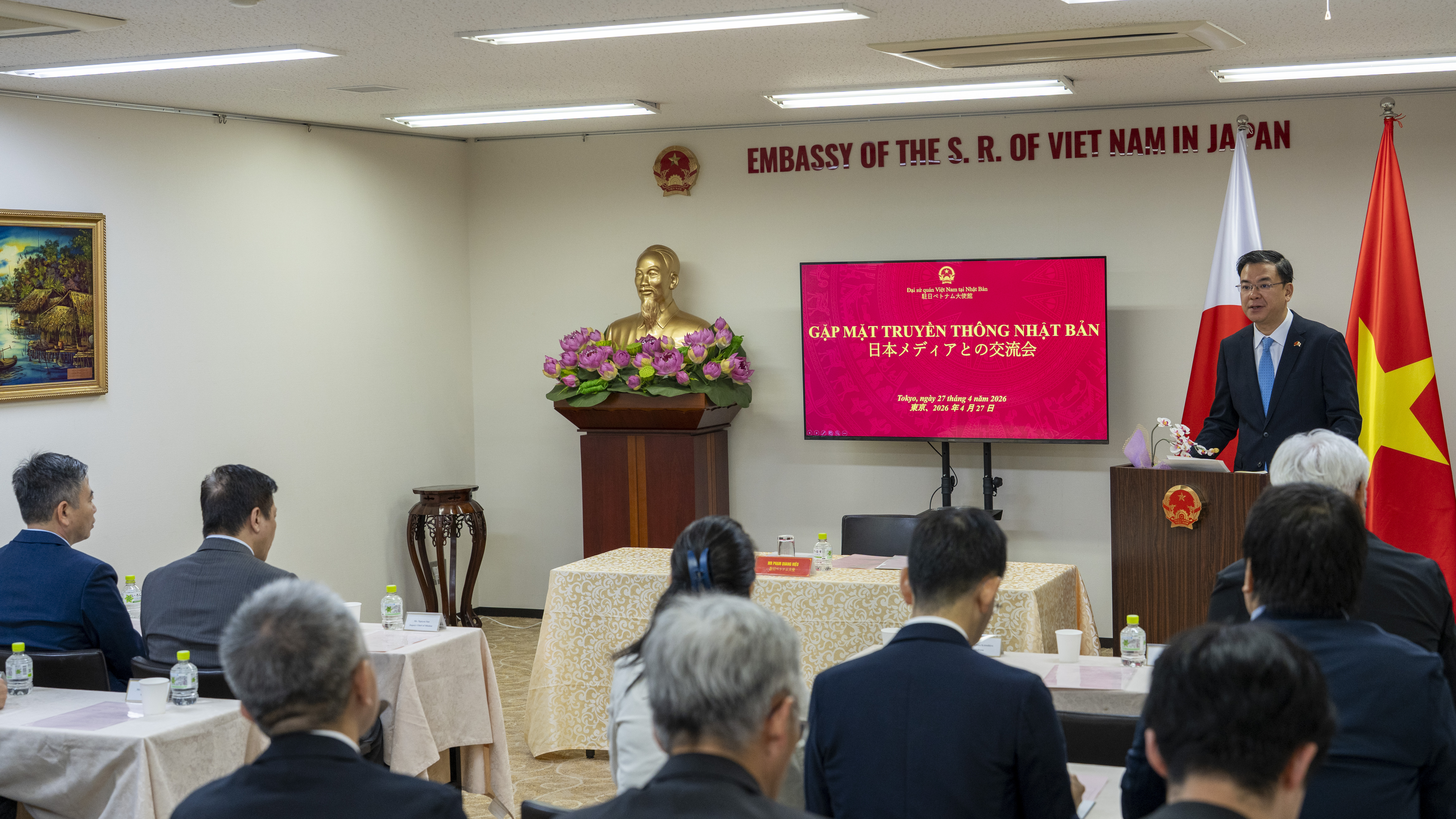 The Vietnamese Embassy in Japan Meets with Japanese Media