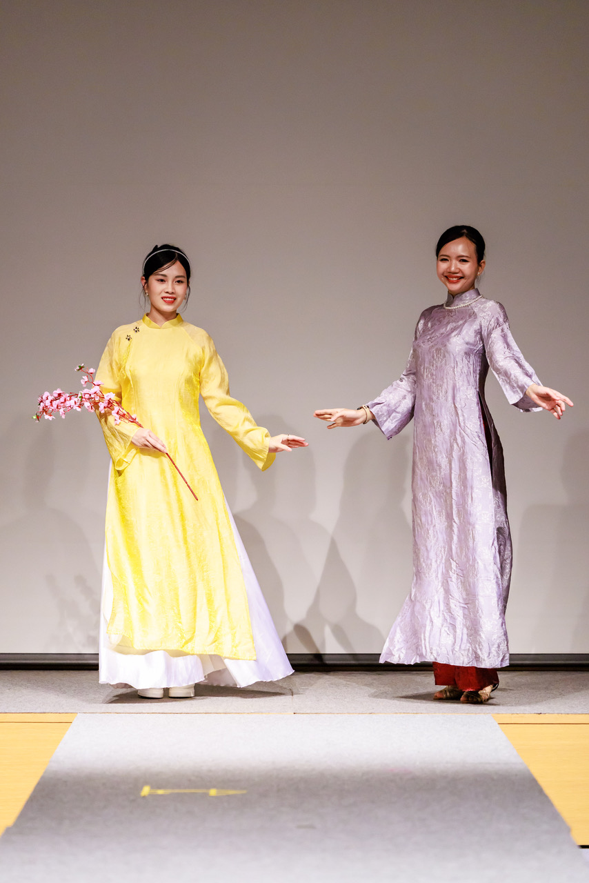 THE VIETNAMESE EMBASSY IN JAPAN ORGANIZES A PROGRAM TO EXCHANGE AND INTRODUCE VIETNAMESE AO DAI IN TOKYO
