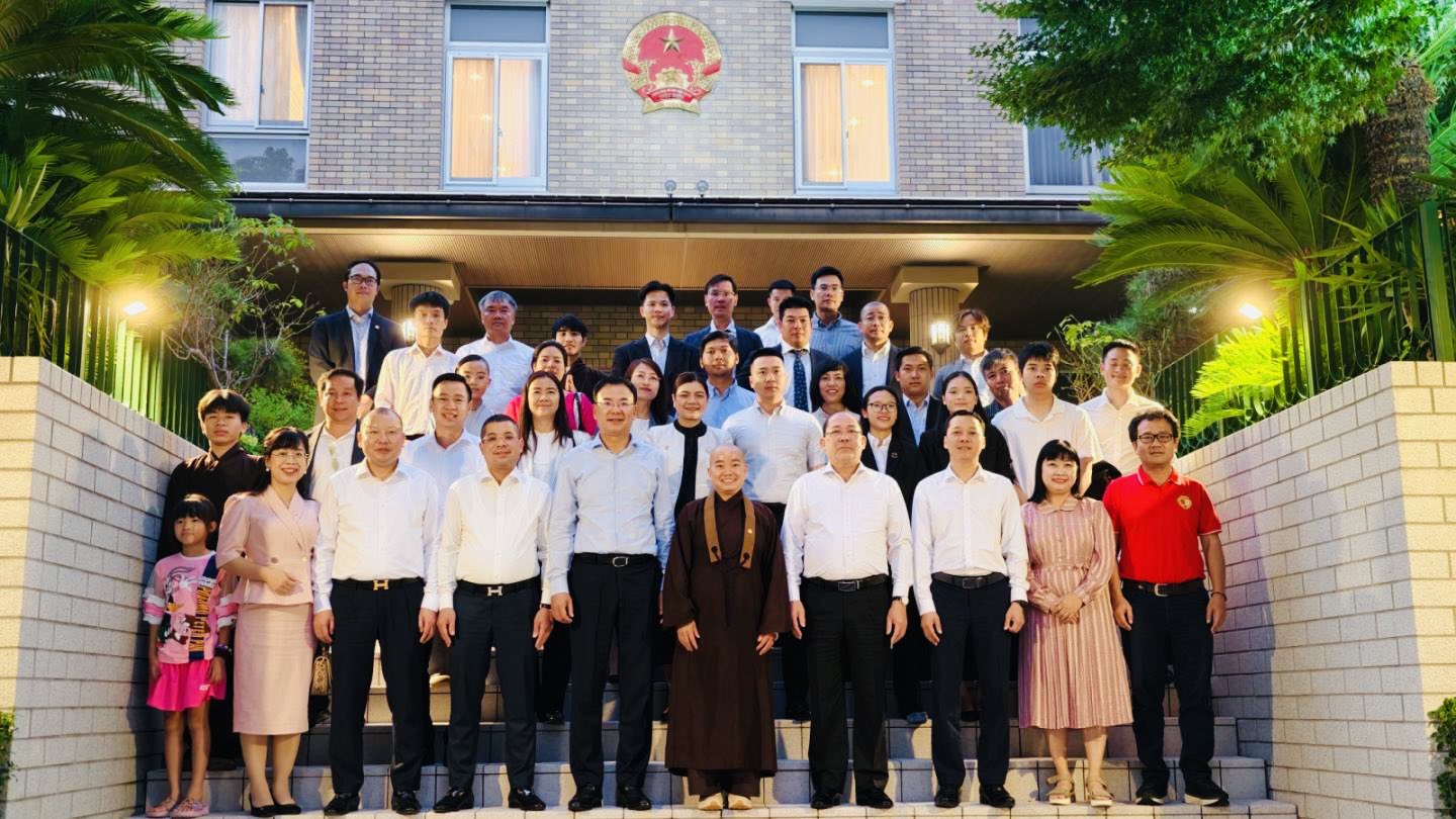 Đại sứ Phạm Quang Hiêu cùng Phó Chủ tịch UBTW Mặt trận Tổ quốc gặp gỡ Cộng đồng Việt Nam tại Nhật Bản