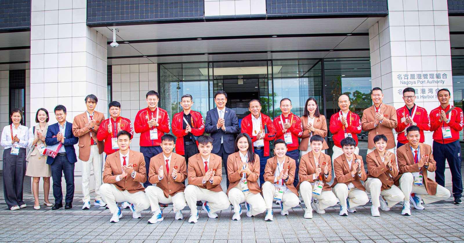 Đại sứ Phạm Quang Hiệu thăm, động viên Đoàn Thể thao Việt Nam tham dự ASIAD 20