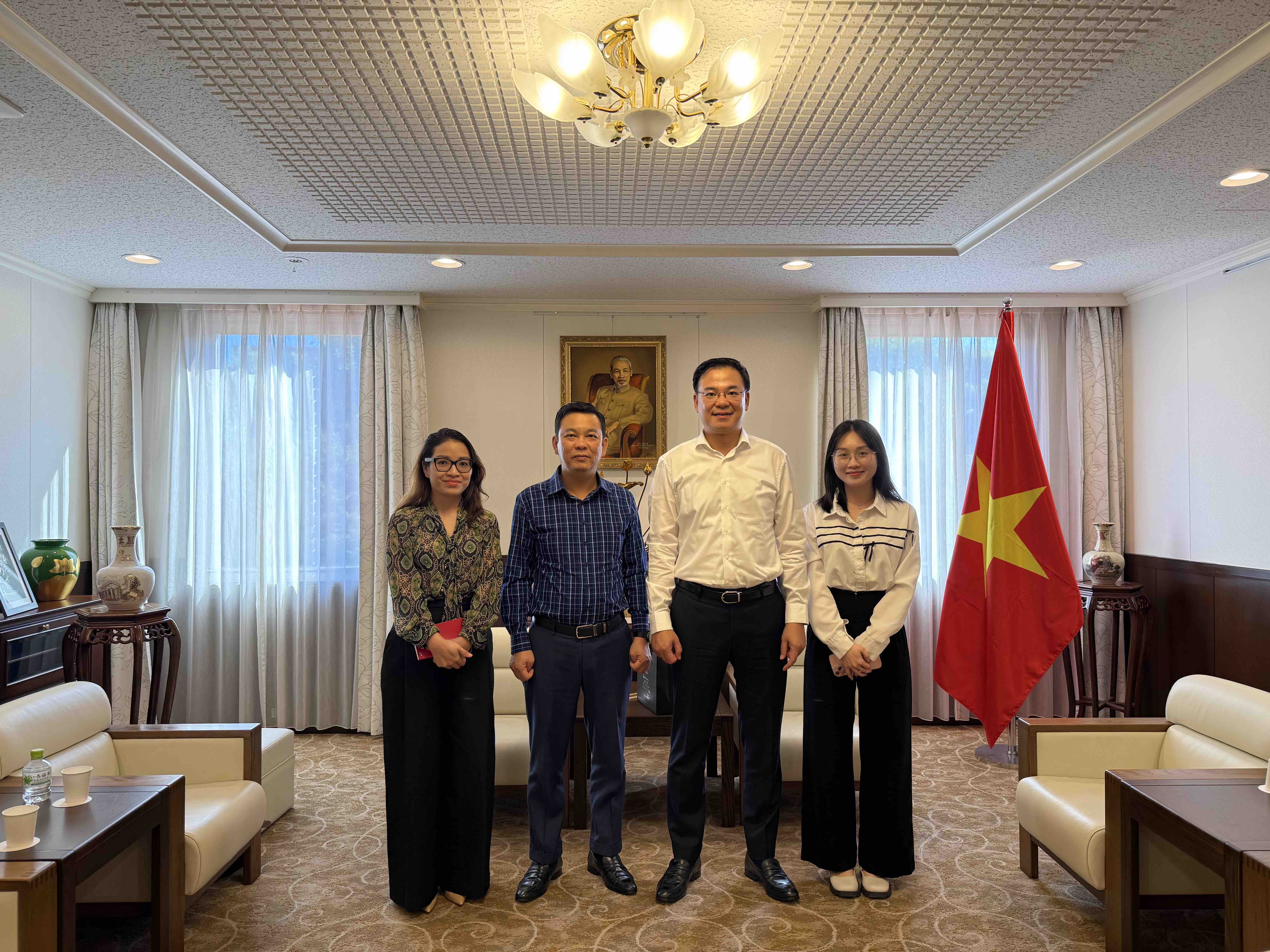 Ambassador Pham Quang Hieu Welcomes Vice President of the Vietnam Union of Friendship Organizations to the Embassy